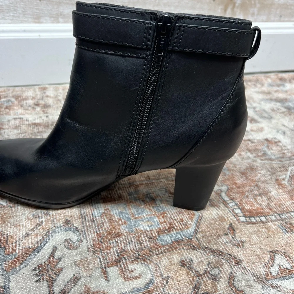 Clarks Kalea Gilliian Booties Womens 10M Black Leather Block Heel Side Zip Boots